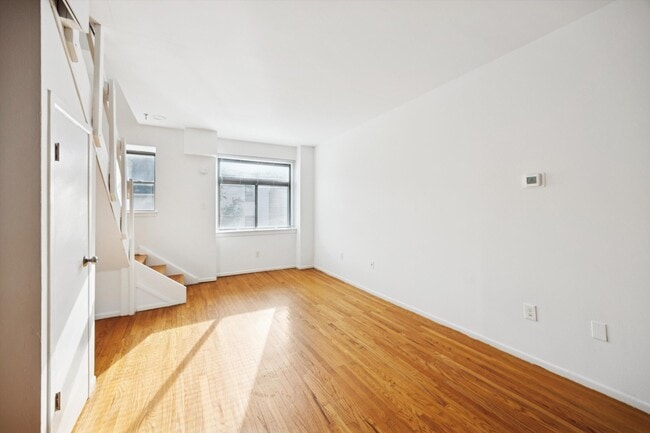 Building Photo - 319 S 10th St Unit 335