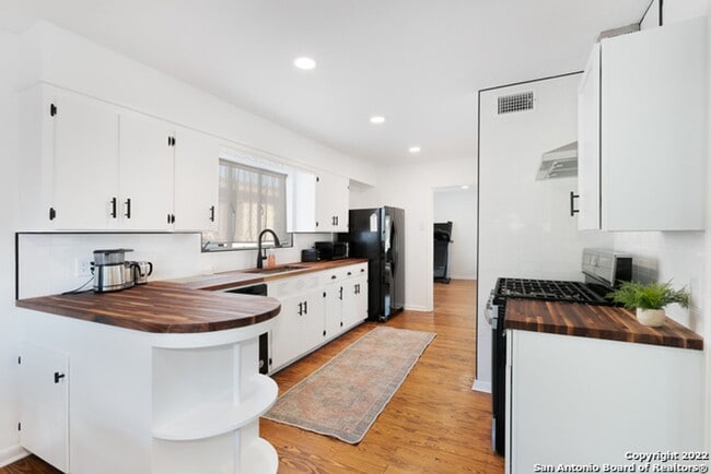 Photo - ~~COZY 3BD/2BA HOME! HIGHLANDS HIGH SCHOOL!!~~