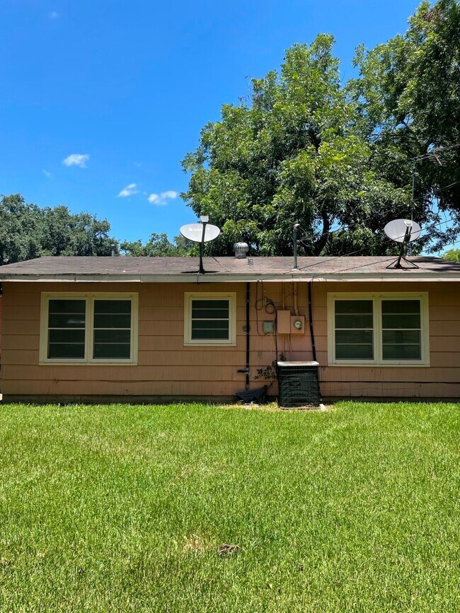 Photo - 502 Breezy Ln