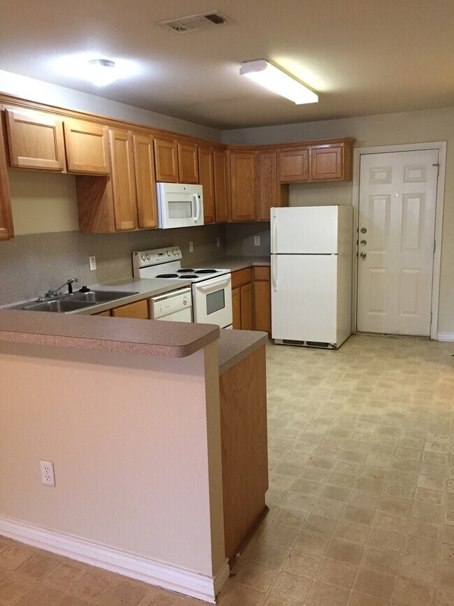 Photo - College Station. - 3 bedroom/3 bath Duplex, fenced in back yard, ready for an August 2026 move in.