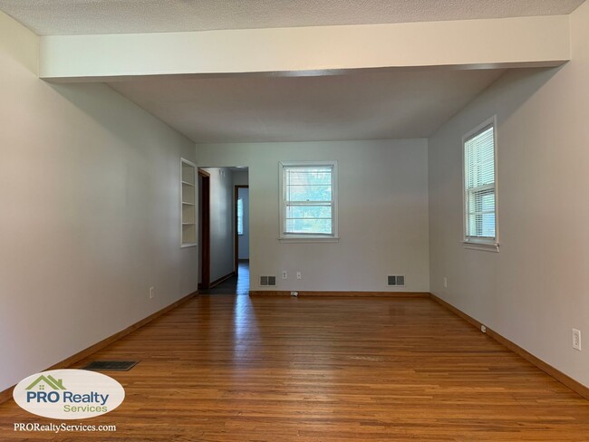 Photo - 2525 Nathan Ln N