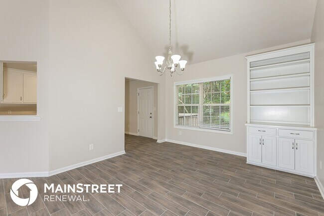 Photo - 1599 Queen Elizabeth Dr