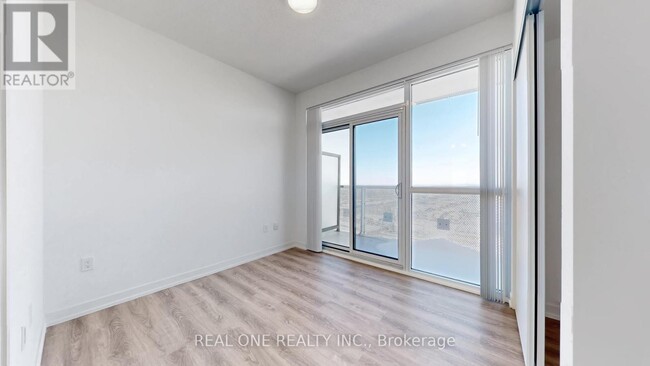 Photo - 8 Interchange Wy Unité 5206