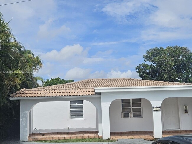 Building Photo - 526 SW 64th Ave Unit 5