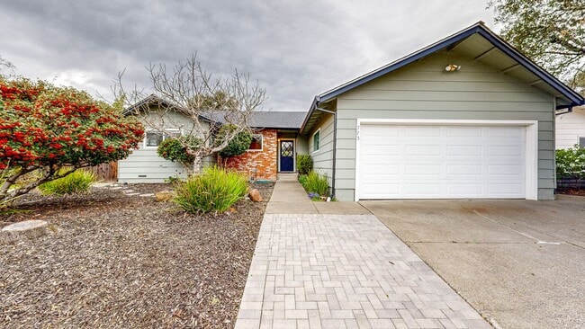 Building Photo - 3 Bedroom 2 Full Bath with Private Yard and 1 Car Garage !