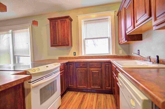 Photo - Large charming 3 bedroom 2 bath with oversized master bedroom that has its own private bath!