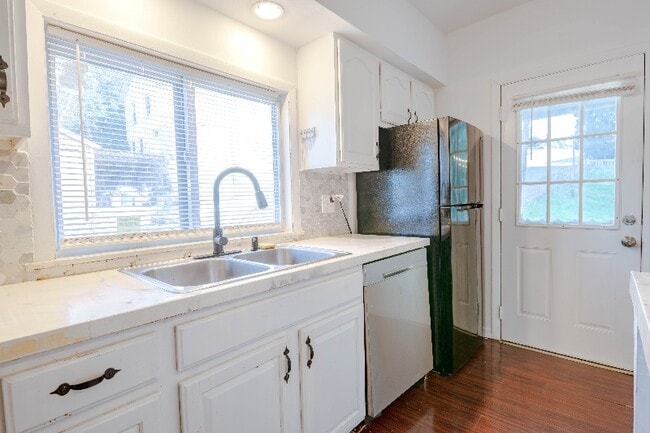 Photo - 301 McLean St