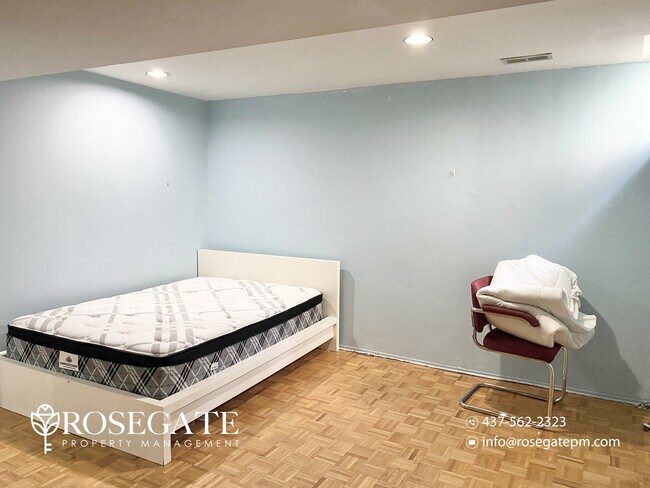 Photo - Pet-Friendly 3-Bedroom Basement Apartment with Parking – Scarborough Unité 2