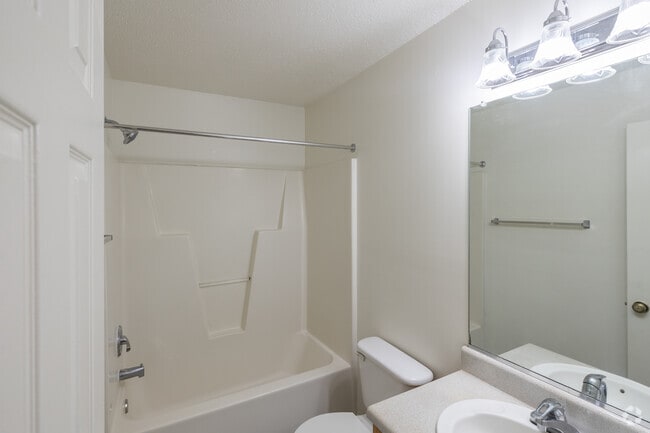 2BR, 2BA - 976SF - Primary Bathroom