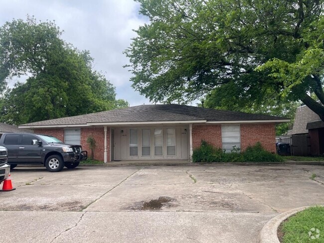 Building Photo - ADORABLE 2 BEDROOM 1 BATHROOM DUPLEX Rental