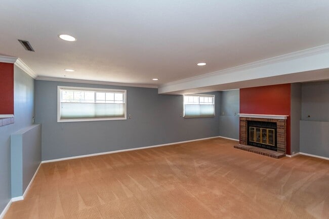 Photo - Lovely Bi-Level Home!