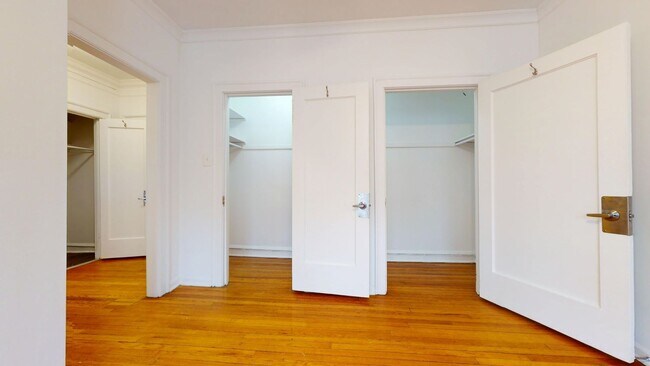 Dormitorio - 5500 S. Cornell Avenue