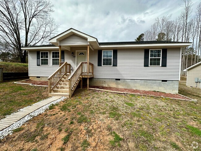 Building Photo - 3 Bedroom 2 Bathroom Home in South Hill, VA