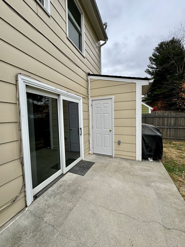 Photo - 207 Lester Pl