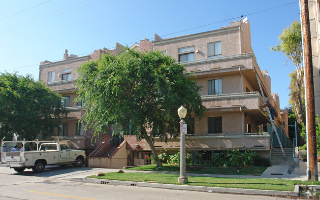 Building Photo - Dicken's Court Rental