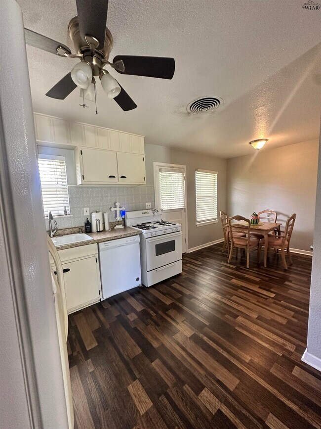Photo - 4800 Earl St