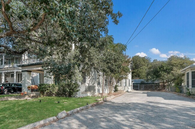 Photo - Historic Charm Near The Pearl