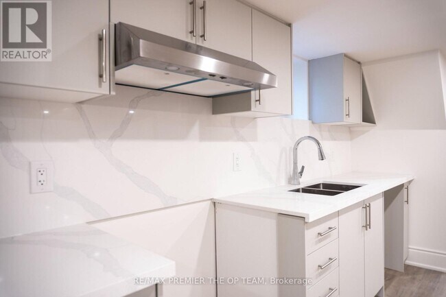 Photo - 148 Martin Grove Rd Unité Lower