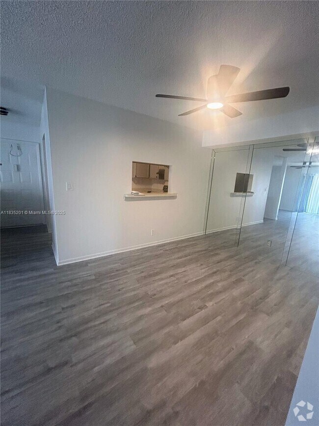 Building Photo - 454 N Laurel Dr Unit 1505 Rental