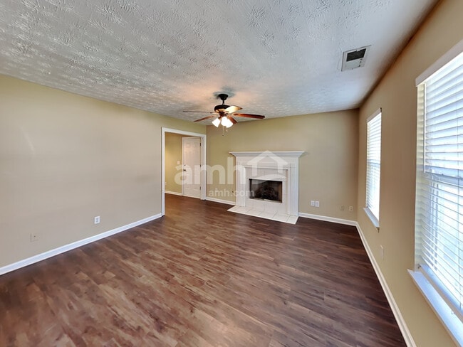 Photo - 685 Oxford Hall Dr SW