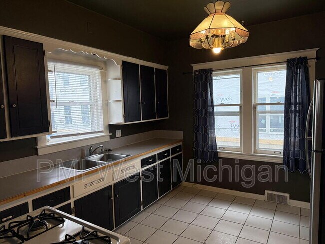 Photo - 865 Leonard St NW Unit A