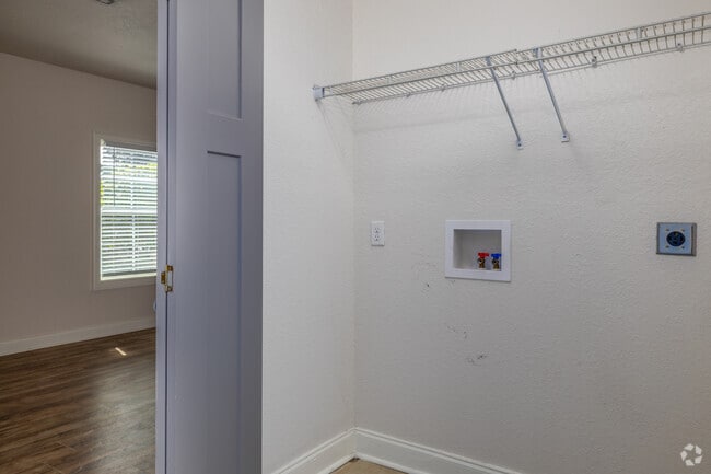 2BR, 2BA - 950SF - Laundry