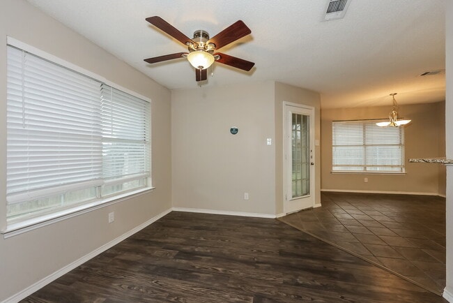 Photo - 704 Stonebrooke Dr