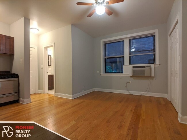 Building Photo - 835 W Wolfram St Rental