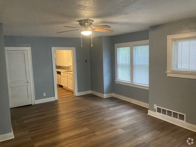 Building Photo - House with conforming 3rd room!!