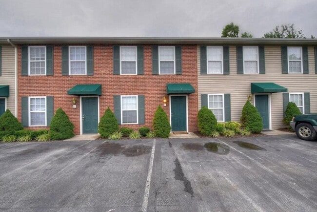 Building Photo - Hurry! This 2 Bed/1.5 Bath, 2-Story Condo ...