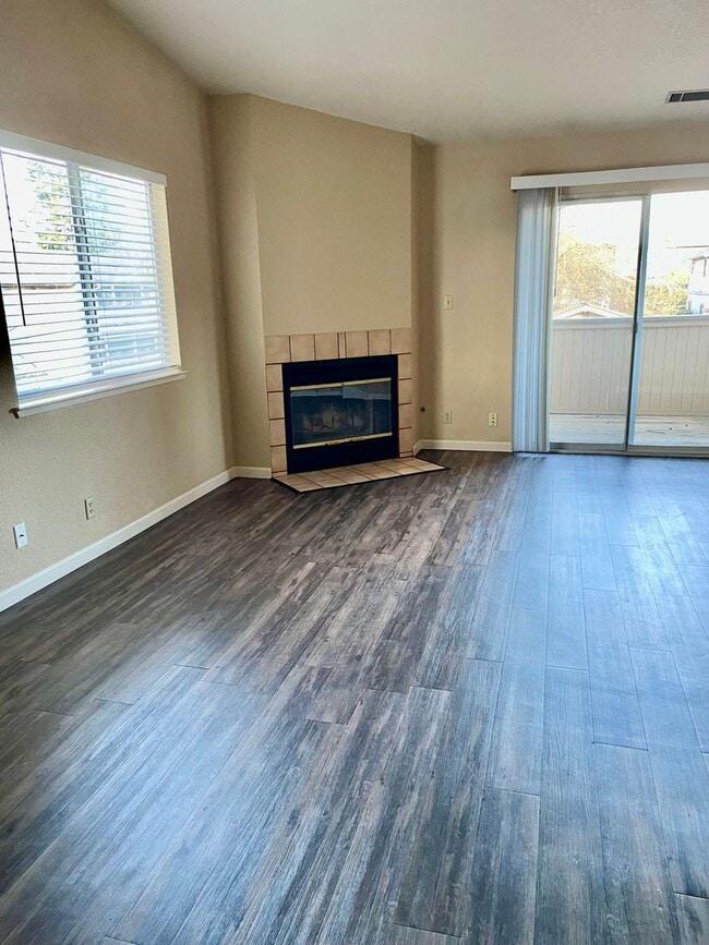 Building Photo - Spacious Unit 206