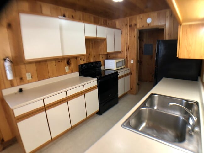 Photo - 637 Spruce Holw