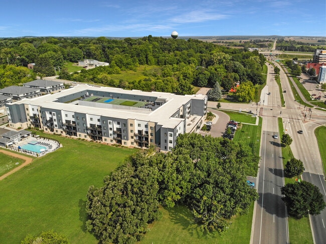 The Edge at Cottage Grove (Gaston building) - The Edge at Cottage Grove Commons Apartments