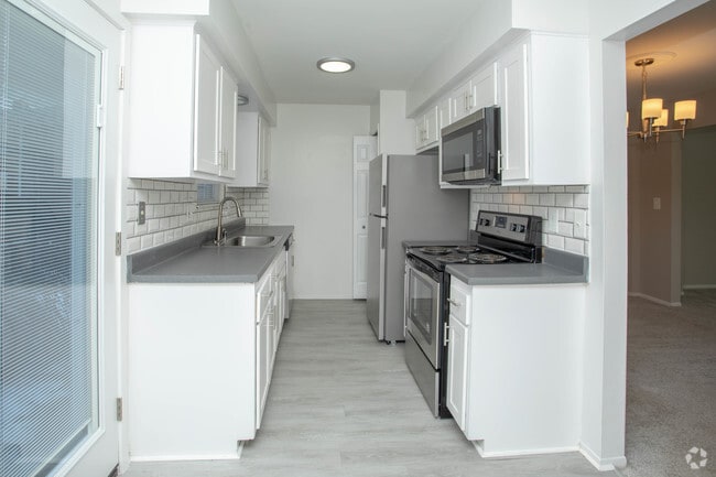 3BR, 2.5BA - 1,400 SF