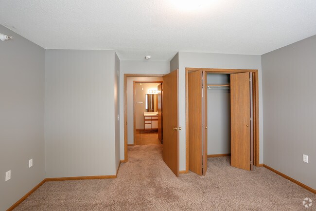 1BR, 1BA - 920 SF