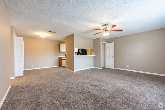 1BR, 1BA - 771SF - Living Room