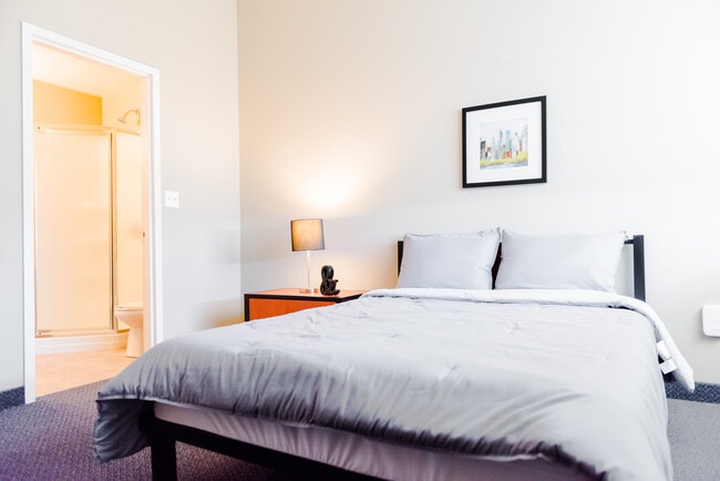 Photo - 185 King St N