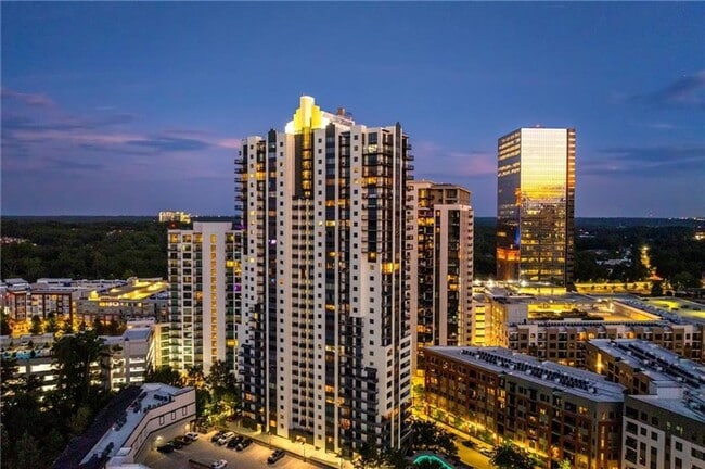 Building Photo - 2bd/2bth in sought after Grandview Condominiums in the heart of Buckhead!