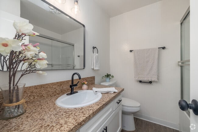 1BR, 1BA - 746SF - Bathroom - Willow Tree