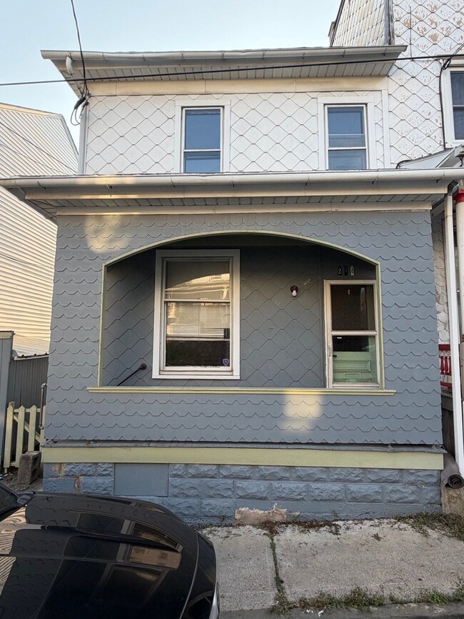 Building Photo - 214 N Vine St