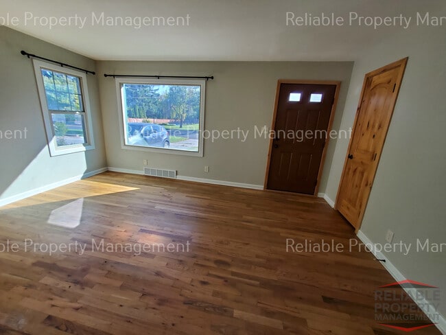 Photo - 823 Saturn Ave