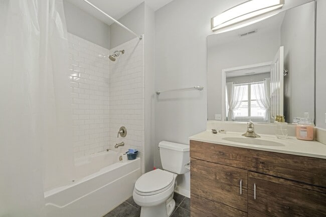 Photo - 1118 W Washburne Ave Unit 301
