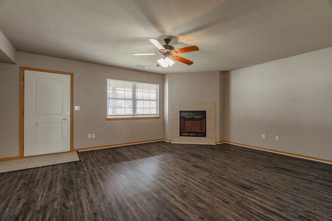Photo - 4 Bedroom 2.5 Bath Townhome near UofA! Available in August!!