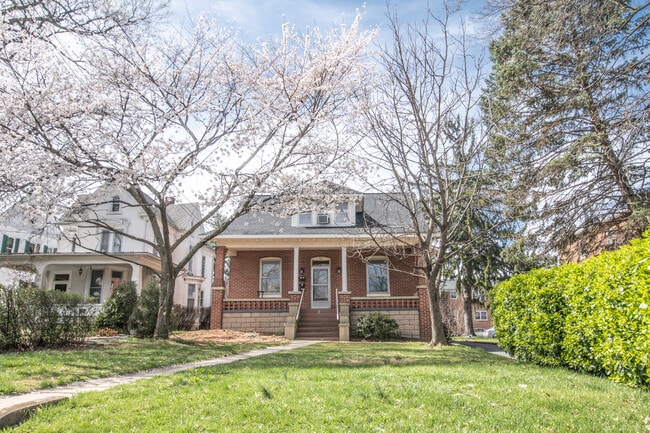 FRONT VIEW CLOSE - 813 N Market St Unit B