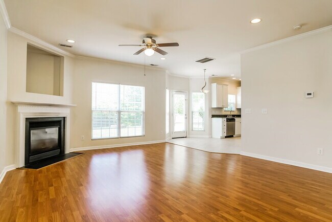 Photo - 813 Stackhurst Way