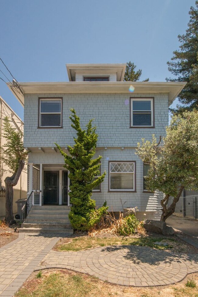 Building Photo - 1425 Walnut St Unit Lower