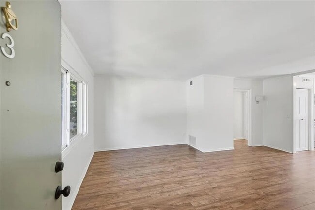 Photo - 104 Ardmore Pl NW