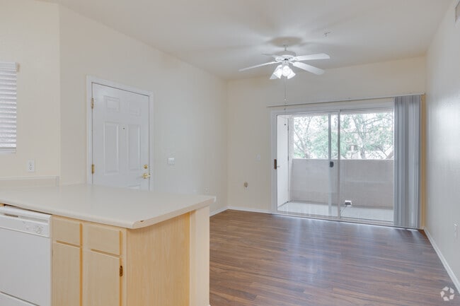 2 habitaciones, 2 baños - 880 pies cuadrados - Sala de estar - Oasis at Mesa Palms Retirement Community