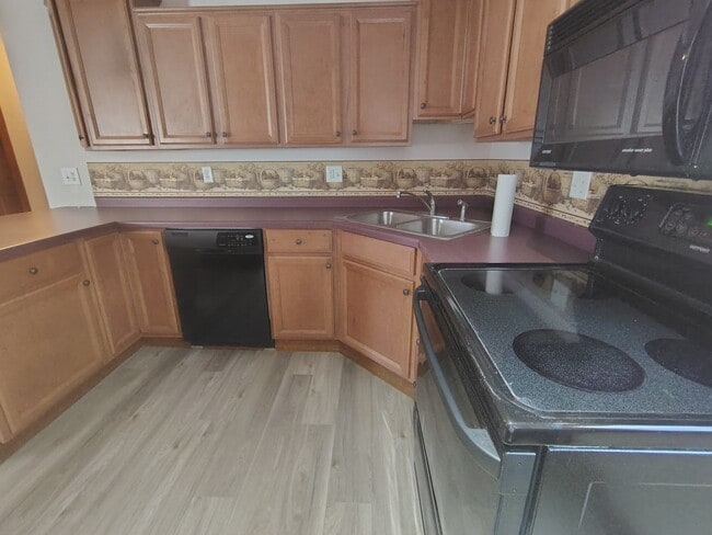 Kitchen, alt view - 615 Lake St