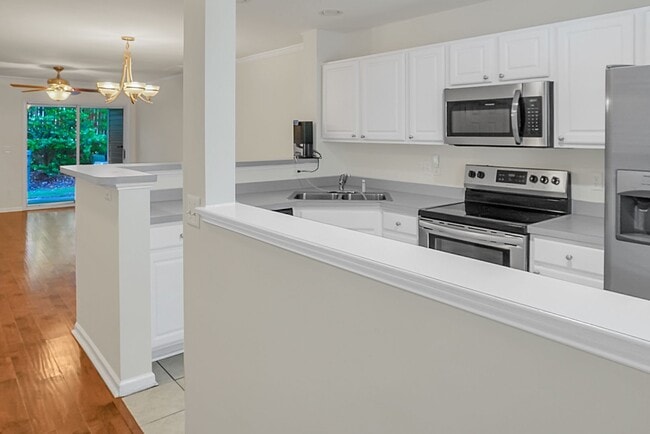 Photo - 121 Hornby Cir